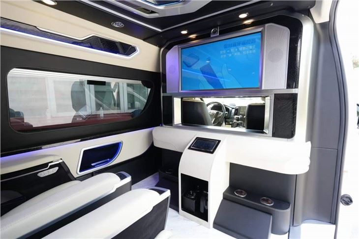 Toyota Hiace लक्ज़री पार्टीशन वॉल पर आधारित