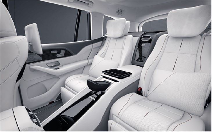 GLS450 इंटीरियर को 50 एक्सेसरीज, एटमॉस्फियर लाइट्स, सीट असेंबली, डेकोरेटिव पैनल्स आदि के साथ GLS600 में अपग्रेड किया गया है।